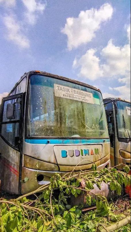 10 Foto Bus PO Budiman yang Kini Jadi Rongsokan, Termasuk Sasis Volvo!, Terlihat kokoh meski usang, Kenangan kursi bludru, Trayek legendaris Pangandaran-Bandung, Sasis Volvo B7R di rute Tasik-Cikarang, Kondisi Volvo B7R sekarang, "Kuburan" bus Budiman, Kenangan di era 2000-an, Kelas Bisnis AC Tasik-Semarang, Jendela geser khas, Diubah menjadi besi tua