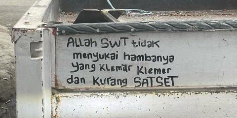 10 Foto Stiker Bergambar dengan Tulisan Kocak di Belakang Mobil Bak, Penuh Pesan Menohok., Pesan Tentang Iri Hati, Berhati-hati dalam Menilai, Cara Menghindari Eksploitasi, Cerita di Balik Kenakalan, Kebaikan yang Bisa Disalahgunakan, Masih Kosong, Siap Ditulis, Kecepatan Itu Penting, Senangnya Cukup Diketahui Keluarga, Pernah Terpikirkah untuk Berhenti Mengejar Tren?, Balas Cacian dengan Prestasi