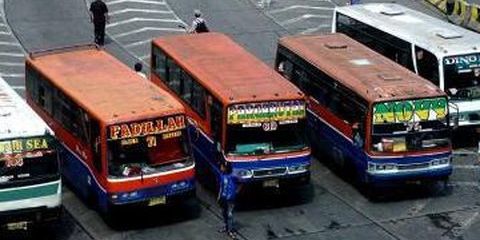 10 Potret Metro Mini yang Tergerus Zaman, Dulu Tersohor sebagai Penguasa Jalanan yang Kacau., Kaca depan penuh stiker misterius, Coretan graffiti di badan bus, Rival abadi: Kopaja, Tanda waspada: tampilan depan ekstrem, Trayek ikonik Pondok Labu–Blok M (610), Lampu malam warna-warni, Aroma khas di kabin, Trayek S640: Tanah Abang–Pasar Minggu, Tak nyaman, tapi penuh cerita, Terima kasih, Metro Mini