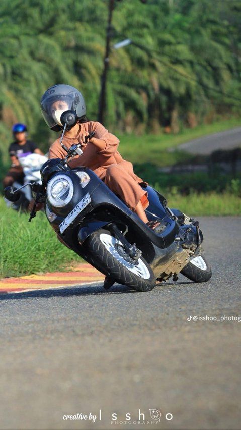 10 Aksi Cornering Motor, Miring Keren Bikin Takjub!, Yang Di Belakang Harus Tetap Tenang, Ikuti Irama Pengemudi Depan, Motor Trondolan Tampil Berani, Pembonceng Antusias Banget, Siap Ngegas di Road Race, Motor Tua Juga Masih Bisa, Gak Usah Miring Ekstrem, Titik Kumpul Sunmori? Siap!, Yang Belakang Jangan Tegang