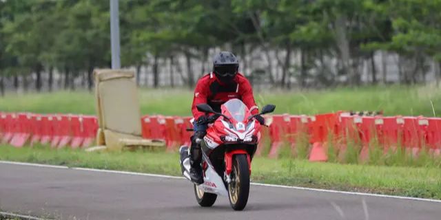 Efek Negatif Telat Ganti Oli Motor yang Harus Diketahui, Dampak Telat Ganti Oli Motor, Penurunan Performa Mesin Motor, Risiko Mesin Overheat Meningkat, Umur Mesin Lebih Pendek, Konsumsi Bahan Bakar Jadi Boros, Efek Domino Kerusakan Komponen, Beban Biaya Servis yang Meningkat, Jadwal Ideal Ganti Oli Motor