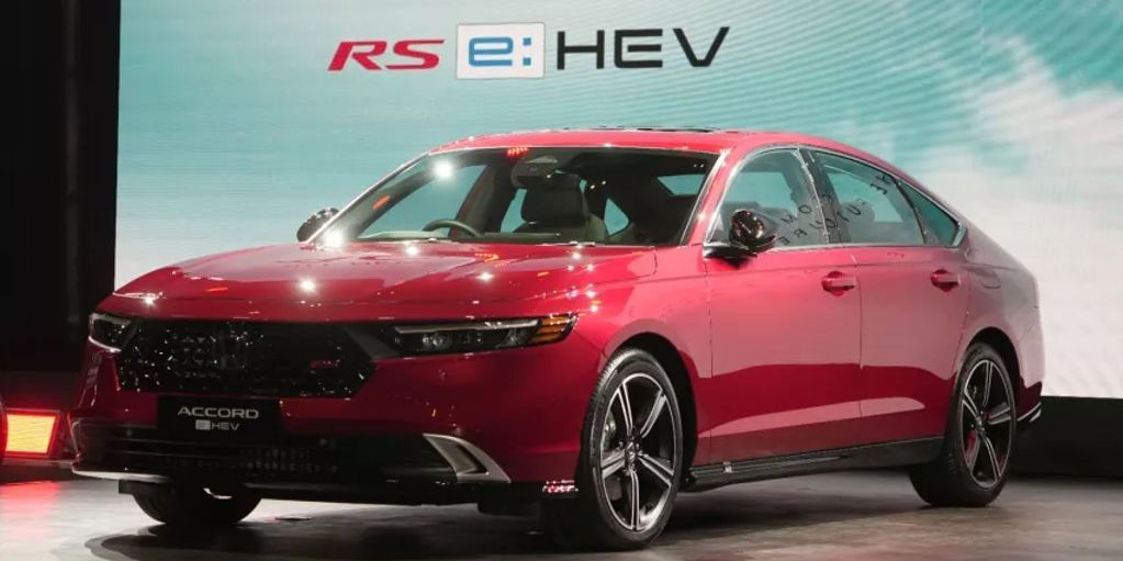 Panduan Lengkap Modifikasi Velg Mobil yang Aman dan Tepat, Tentukan Ukuran Velg yang Sesuai, Kenali Material Velg Terbaik, Sesuaikan Desain dengan Gaya Mobil, Perhatikan Warna dan Finishing Velg, OEM vs Aftermarket: Mana Pilihan Anda?, Rencanakan Anggaran Modifikasi Velg, Lakukan Perawatan Velg Secara Berkala