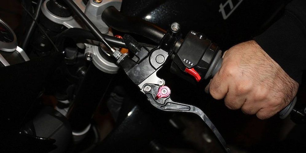 Tips Perawatan Kampas Kopling Sepeda Motor Agar Awet, 1. Kenapa Kampas Kopling Motor Harus Selalu Dalam Kondisi Prima?, 2. Waspadai Gejala Kopling Slip Sejak Dini, 3. Perubahan Aneh pada Kopling? Ini Tandanya Perlu Diperiksa, 4. Gaya Berkendara Agresif Bisa Mempercepat Keausan Kopling, 5. Jadwal Servis Rutin: Kunci Umur Panjang Kampas Kopling, 6. Gunakan Suku Cadang Kopling Berkualitas Terbaik, 7. Bawa Motor ke Bengkel Terdekat untuk Diagnosis Akurat, 8. Tips Merawat Kampas Kopling Motor Agar Tetap Optimal, 9. Dampak Mengabaikan Kampas Kopling yang Sudah Aus