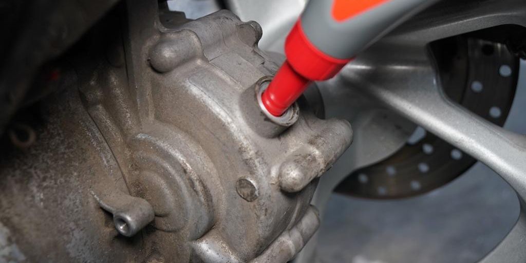 Pentingnya Mengganti Oli Gardan untuk Performa Motor Optimal, 1. Apa Itu Oli Gardan dan Kenapa Vital untuk Motor Anda?, 2. Gesekan Berlebih: Awal Mula Kerusakan Gardan Motor, 3. Efisiensi Gir Menurun, Motor Terasa Berat dan Kurang Responsif, 4. Kebocoran Seal: Bahaya Tersembunyi dari Oli Gardan Kotor, 5. Risiko Overheating Akibat Pelumasan yang Gagal, 6. Tanda-Tanda Oli Gardan Motor Harus Segera Diganti, 7. Kapan Waktu Ideal Ganti Oli Gardan Motor?, 8. Jenis Oli Gardan Terbaik untuk Motor Manual dan Matic, 9. Cara Mengganti Oli Gardan Sendiri di Rumah, 10. Efek Jangka Panjang Jika Anda Terus Mengabaikan Oli Gardan