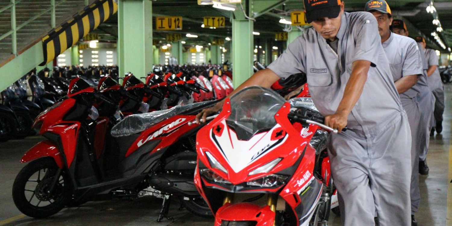 Strategi MPMX Hadapi Penurunan Pendapatan di Tengah Lesunya Leasing Otomotif, Segmen Asuransi Mengalami Tekanan dari Lemahnya Leasing Otomotif, Bisnis Penyewaan Kendaraan Bertumpu pada Penjualan Mobil Bekas, Penurunan Pendapatan di Jasa Keuangan Akibat Penghentian Pembiayaan, Margin Laba Tergerus Meski Pendapatan Tetap Tumbuh, MPMX Fokus pada Efisiensi dan Likuiditas ke Depan