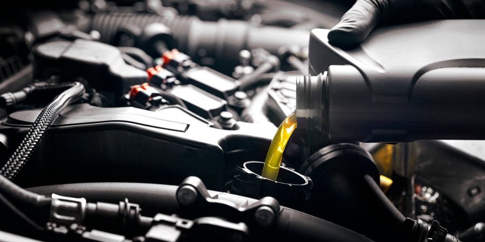 Dampak Negatif Mengisi Oli Mesin Terlalu Banyak, Kualitas Oli Mesin Menurun, Piston Bekerja Lebih Berat, Kopling Berisiko Mengalami Slip, Potensi Kebocoran Oli Meningkat, Pelumasan Mesin Tidak Optimal, Risiko Mesin Cepat Aus, Tips Pengisian Oli yang Benar