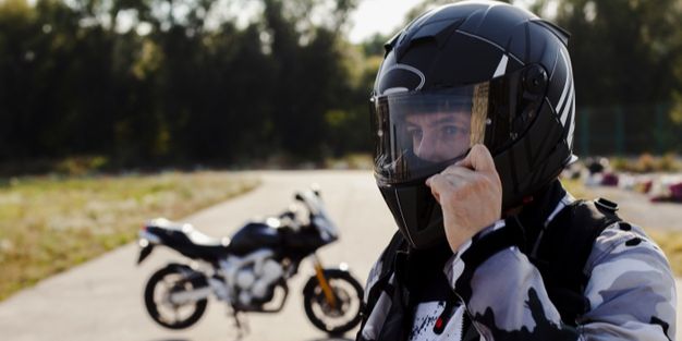 Panduan Memilih Helm Aman dan Nyaman untuk Pengendara Motor, Pilih Helm Sesuai Ukuran Kepala, Pastikan Helm Bersertifikat SNI, Kunci Helm dengan Benar Saat Dipakai, Pilih Jenis Visor Sesuai Kebutuhan, Perhatikan Masa Pakai Helm, Hindari Helm Kebesaran atau Kekecilan, Beli Helm SNI di Toko Terpercaya, Pentingnya Menjadikan Helm Prioritas