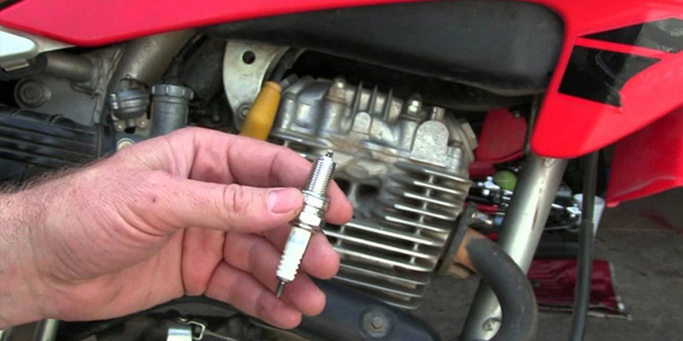 Kenali Kerusakan Busi Motor dan Dampaknya pada Performa Motor, Mesin Sulit Dihidupkan, Performa Mesin Melemah, Konsumsi Bahan Bakar Boros, Suara Mesin Tidak Normal, Getaran Berlebihan Saat Berkendara, Penurunan Akselerasi Secara Bertahap, Pentingnya Pemeriksaan Rutin Busi