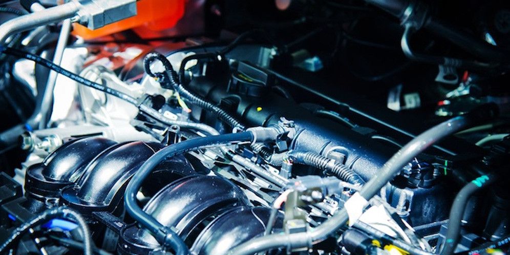 Mengenal Komponen Kelistrikan Pada Mobil dan Fungsinya, Peran Vital Sistem Kelistrikan Mobil, Supply Arus dan Sumber Listrik Utama, Komponen Input dan Output Sistem Kelistrikan, Sistem Kontrol Elektronik Otomatis, Wiring Harness dan Rangkaian Kabel, Komponen Pengaman: Sekring dan Relay, Motor Starter dan Fungsi Pengapian Mesin, Regulator Tegangan dan Sensor Elektronik