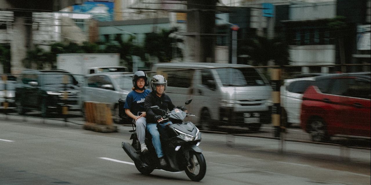 Motor Goyang Saat Boncengan?  Ini Dia Penyebab dan Solusinya!, 1. Ban Motor: Musuh Senyap Kestabilan Motor, 2. Velg Bengkok: Pengganggu Keseimbangan Roda, 3. Jari-Jari Roda Kendur: Kestabilan Terancam, 4. Bearing Roda Rusak: Sumber Goyangan yang Serius, 5. Komponen Suspensi dan Kemudi: Penyerap Getaran yang Lemah