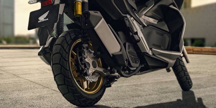 Ban Motor Dual Purpose Awet? Rajin Lakukan 7 Perawatan Mudah Ini!, 1. Kenapa Merawat Ban Motor Dual Purpose Penting?, 2. Pilih Pola Tapak Ban yang Sesuai Medan, 3. Bersihkan Ban Setelah Melintasi Medan Off-Road, 4. Rutin Periksa Tekanan Udara Ban, 5. Jangan Abaikan Batas Usia Ban, 6. Gunakan Pelumas Ban yang Tepat, 7. Waspadai Kondisi Ban Tubeless