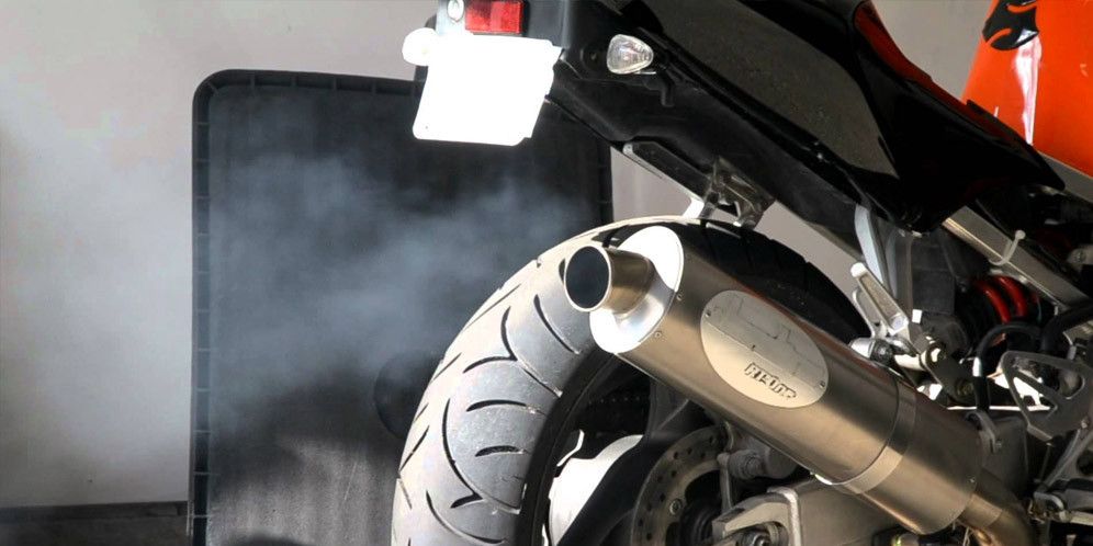 Motor Ngebul? Tenang, Ini Cara Mengatasinya Tanpa Bongkar Mesin!, 1. Kenali Jenis Asap Motor: Petunjuk Awal Perbaikan, 2. Asap Putih: Apakah Mesin Anda Butuh Pertolongan Segera?, 3. Asap Biru dan Bau Oli: Ring Piston atau Seal Klep yang Bermasalah?, 4. Asap Hitam: Karburator Kotor atau Injektor Bermasalah?, 5. Cara Mengatasi Motor Ngebul Tanpa Bongkar Mesin: Solusi Praktis