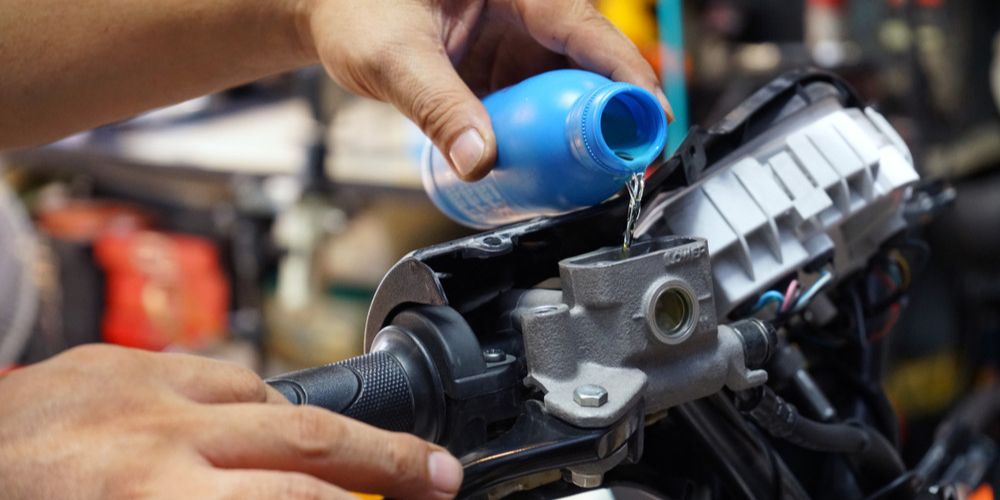 Jangan Anggap Sepele! Minyak Rem Motor: Fungsi, Jenis, dan Cara Perawatannya, 1. Fungsi dan Pentingnya Minyak Rem Motor, 2. Mengenal Jenis-Jenis Minyak Rem Motor, 3. Kapan Harus Mengganti Minyak Rem Motor?, 4. Bahaya Mengabaikan Kondisi Minyak Rem, 5. Tips Memilih dan Merawat Minyak Rem