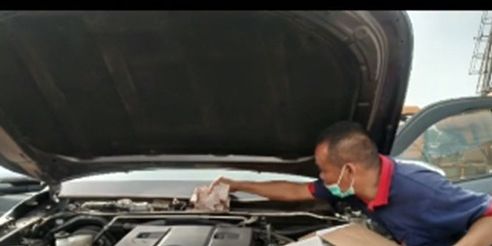 Bahaya Kap Mesin Mobil Tak Tertutup Rapat: Ancaman Fatal di Jalan Raya!, 1. Ancaman Kecelakaan Fatal Akibat Kap Mesin Terbuka, 2. Kerusakan Kaca Depan Akibat Tekanan Angin, 3. Kerusakan Fisik pada Kap Mesin dan Komponen Lain, 4. Masuknya Air, Debu, dan Kotoran ke Ruang Mesin, 5. Gangguan Aerodinamika dan Boros Bahan Bakar