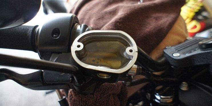 Minyak Rem Motor: Jangan Anggap Sepele, Bahaya Rem Blong Mengintai!, 1. Fungsi Minyak Rem Motor: Kecil Tapi Sangat Vital, 2. Bahaya Jika Minyak Rem Berkurang atau Habis, 3. Masa Pakai Minyak Rem: Jangan Tunggu Sampai Terlambat, 4. Tanda Minyak Rem Harus Segera Diganti, 5. Risiko Rem Blong Akibat Minyak Rem Jelek, 6. Gunakan Minyak Rem Sesuai Spesifikasi Pabrikan, 7. Efek Angin Palsu dalam Sistem Rem Motor, 8. Periksa dan Rawat Motor Secara Rutin di Bengkel Resmi