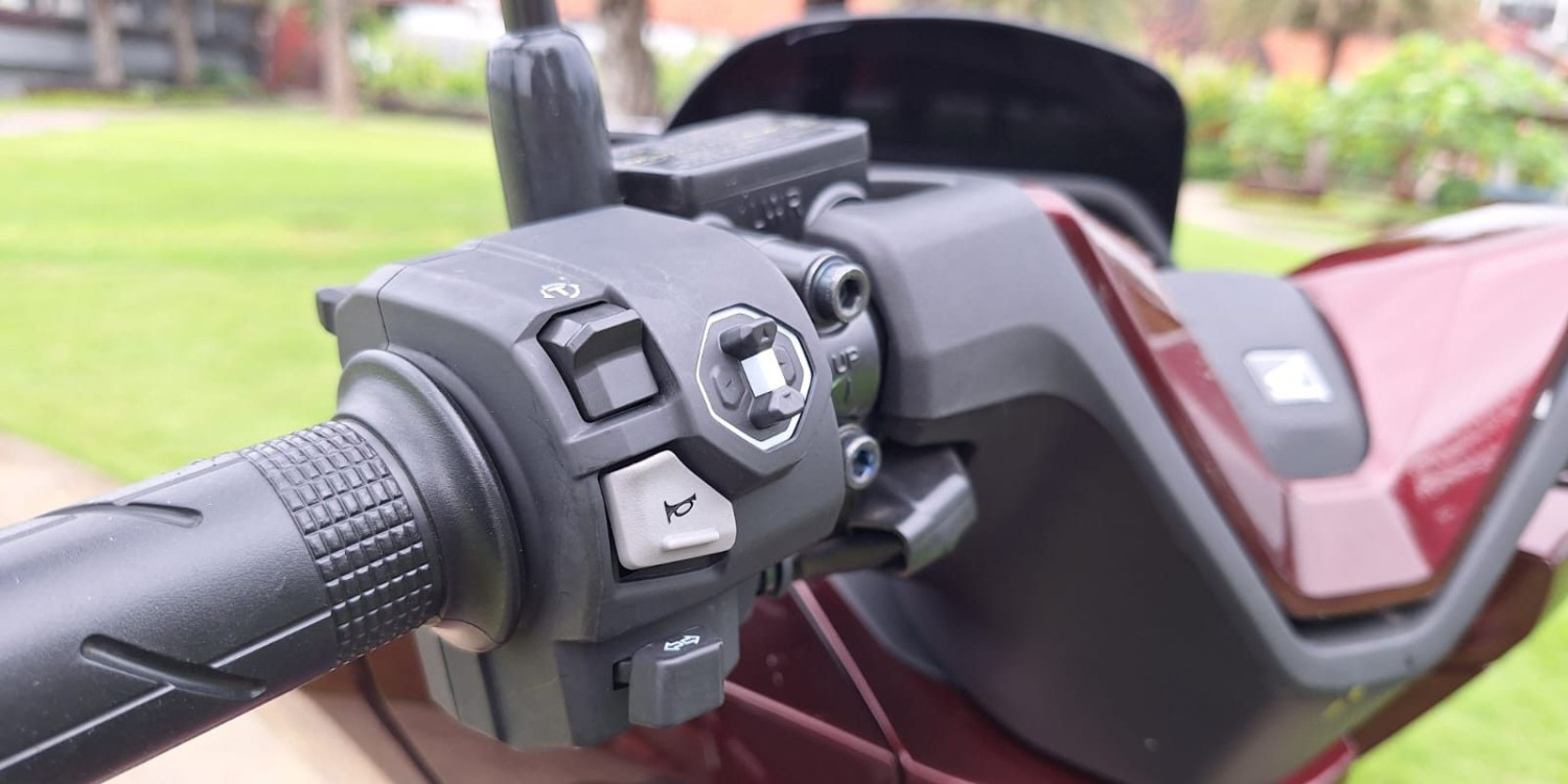 Penyebab Saklar Motor Tidak Berfungsi dan Cara Mengatasinya, Saklar Kotor Ganggu Arus Listrik, Kerusakan Komponen Internal Saklar, Kontak Saklar Terkena Korosi, Kabel Longgar atau Korslet, Efek Modifikasi Kelistrikan yang Salah