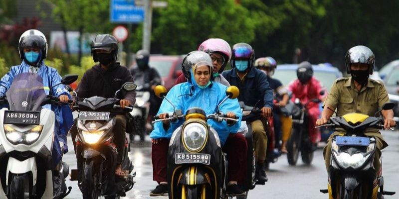 Tips Berkendara Aman di Musim Hujan untuk Pengendara Sepeda Motor, Pentingnya Memilih Ban Hujan yang Sesuai untuk Keamanan Berkendara, Cara Memeriksa Kondisi Ban Motor Secara Berkala, Memilih Pola Alur Ban yang Tepat untuk Jalan Basah, Pentingnya Bahan Karet Ban dalam Meningkatkan Cengkeraman, Tips Berkendara Aman saat Musim Hujan: Jaga Jarak dan Kurangi Kecepatan, Cara Meningkatkan Visibilitas Berkendara di Musim Hujan, Menghindari Bahaya Genangan Air dan Aquaplaning, Hindari Pengereman Mendadak untuk Mencegah Selip, Pilih Rute yang Aman dan Lakukan Perawatan Motor Secara Menyeluruh