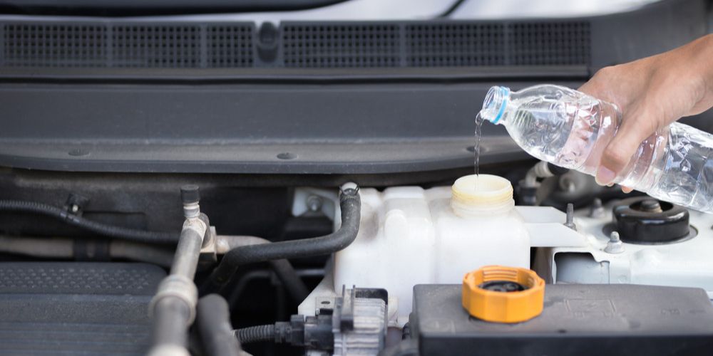 Tips Memilih Air Radiator Mobil yang Tepat untuk Performa Optimal, Fungsi Utama Radiator Mobil, Mencegah Overheating pada Mesin, Radiator Mendukung Performa Mesin, Pentingnya Memilih Air Radiator Tepat, Cermati Komposisi Air Radiator, Warna Air Radiator dan Peruntukannya, Sesuaikan dengan Spesifikasi Mobil, Perhatikan Titik Didih Coolant, Waktu Penggantian Air Radiator