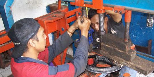Mengenal Press Velg Motor: Proses, Biaya, dan Tips Perawatan, Apa Itu Press Velg Motor? Pengertian dan Fungsi Utama, Tanda dan Kapan Waktu Tepat Melakukan Press Velg Motor, Proses Lengkap Cara Melakukan Press Velg Motor dan Mobil, Perkiraan Biaya Press Velg Motor dan Mobil: Apa yang Harus Anda Ketahui, Tips Perawatan Ban Motor agar Velg Tidak Mudah Bengkok dan Rusak, Mesin dan Teknologi yang Digunakan dalam Press Velg Motor, Perbandingan Press Velg Motor dengan Ganti Velg Baru: Mana yang Lebih Efektif?, Risiko dan Batasan Proses Press Velg Motor yang Perlu Anda Ketahui, Pengaruh Velg Rusak Terhadap Keselamatan Berkendara