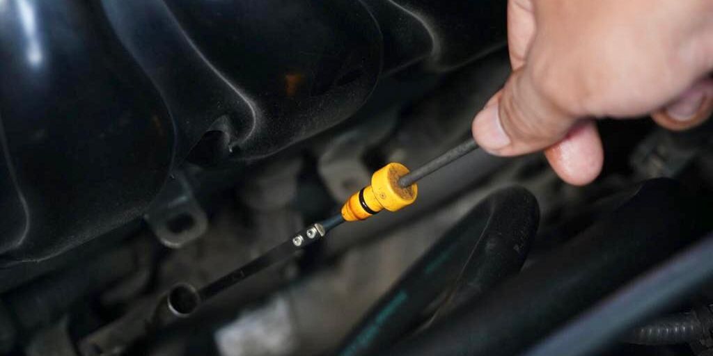 Tips Mudah Cek Level Oli Mobil dengan Dipstick, Cara Mudah Cek Level Oli Mobil dengan Dipstick: Panduan Langkah demi Langkah, Mengapa Pemeriksaan Oli Mesin Secara Berkala Sangat Penting?, Bahaya yang Mengintai Jika Level Oli Mobil Terlalu Rendah atau Kotor, Cara Mengenali Kondisi Oli Mobil: Warna dan Konsistensi yang Harus Diperhatikan, Kapan Waktu Tepat untuk Mengganti Oli Mobil? Panduan Lengkap Sesuai Kondisi, Dampak Kondisi Berkendara pada Frekuensi Penggantian Oli, Tips Praktis Merawat Oli Mobil Agar Mesin Tetap Prima