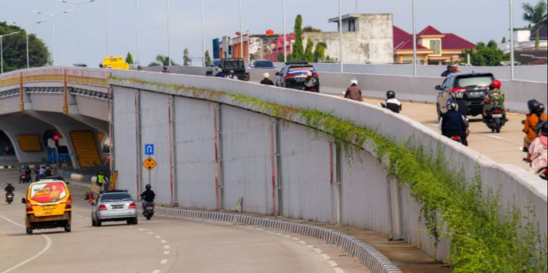 Memahami Perbedaan Antara Flyover, Overpass, dan Underpass, Apa Itu Flyover?, Fungsi dan Manfaat Flyover, Flyover vs Overpass: Apa Bedanya?, Mengenal Struktur Underpass, Perbandingan Biaya dan Konstruksi, Pengaruh terhadap Lalu Lintas, Tips Aman Melintasi Flyover, Kapan Flyover Menjadi Solusi Terbaik?, Efek Flyover terhadap Lingkungan Kota
