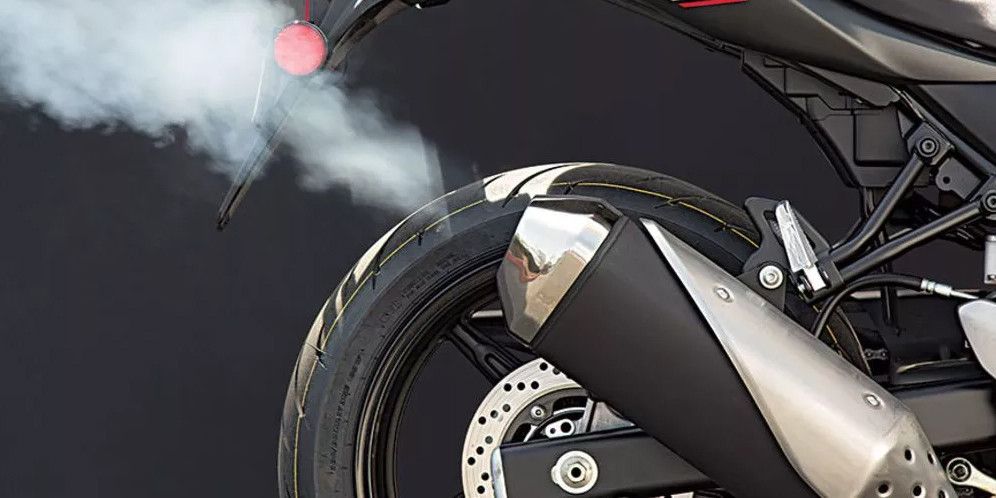 Penyebab Motor Ngebul dan Cara Mengatasinya, 1. Silinder Mesin Aus, Oli Masuk Ruang Bakar, 2. Knalpot Modifikasi Jadi Biang Kerok, 3. Oli Mesin Terlalu Encer, 4. Karburator Kotor Ganggu Pembakaran, 5. Filter Udara Kotor Picu Asap Hitam, 6. Seal Katup Bocor Penyebab Asap Putih, 7. Salah Pilih Oli Jadi Masalah, 8. Oli Bocor dari Ring Piston atau Gasket