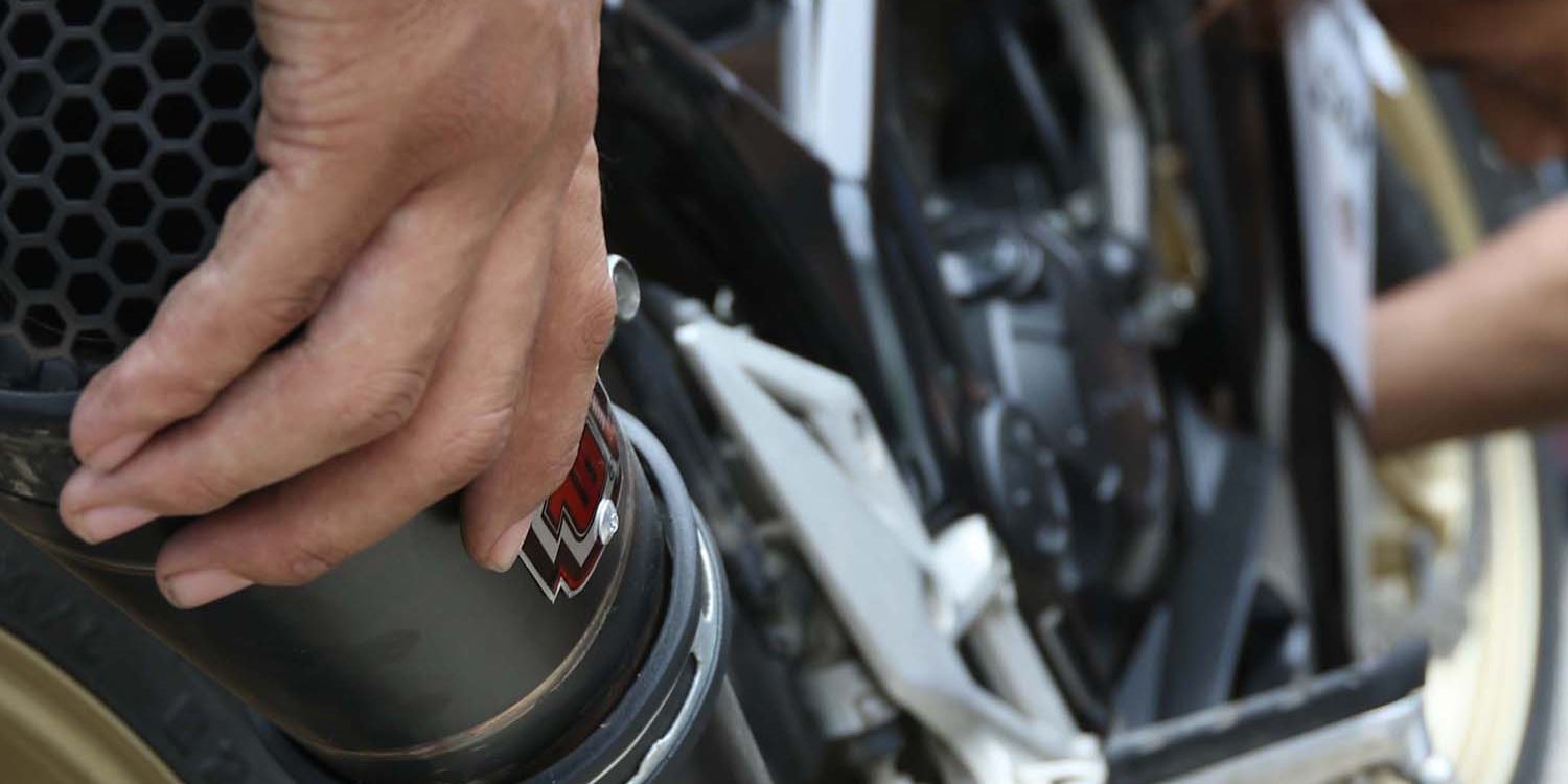 Motor Mengeluarkan Asap Putih? Kenali Penyebab dan Solusinya!, Motor Keluar Asap Putih, Apakah Itu Tanda Bahaya?, 5 Penyebab Umum Motor Keluar Asap Putih yang Harus Diwaspadai, Silinder atau Liner Mesin Aus: Pemicu Oli Masuk ke Ruang Bakar, Kondensasi: Asap Putih Sementara yang Bukan Masalah Besar, Seal Katup Bocor: Salah Satu Biang Kerok Utama Asap Putih, Efek Knalpot Racing terhadap Asap Putih Motor, Bahaya Oli Mesin yang Terlalu Encer pada Motor, Cara Mengatasi Motor Keluar Asap Putih Secara Tepat, Pentingnya Membersihkan Ruang Pembakaran Secara Berkala, Rutin Servis Berkala, Kunci Mencegah Asap Putih pada Motor