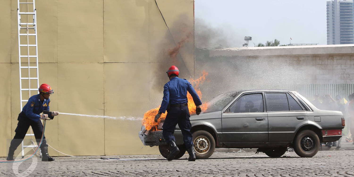 9 Tips Ampuh Menghindari Kebakaran Mobil Anda, 1. Simpan Barang dengan Aman: Jangan Tinggalkan Benda Mudah Terbakar di Mobil, 2. Waspada Saat Mengisi Daya Ponsel dalam Mobil, 3. Periksa Oli Mesin secara Berkala untuk Cegah Kebocoran, 4. Jangan Parkir Sembarangan: Hindari Lokasi Dekat Sumber Api, 5. Pahami Tanda Bahaya dari Panel Indikator Mobil, 6. Lengkapi Mobil dengan Alat Pemadam Api Ringan (APAR), 7. Rutin Servis Mobil untuk Menjaga Performa dan Keamanan, 8. Hindari Modifikasi Kelistrikan yang Tidak Sesuai Standar, 9. Perhatikan Bau Tak Wajar atau Asap Tipis Sejak Awal