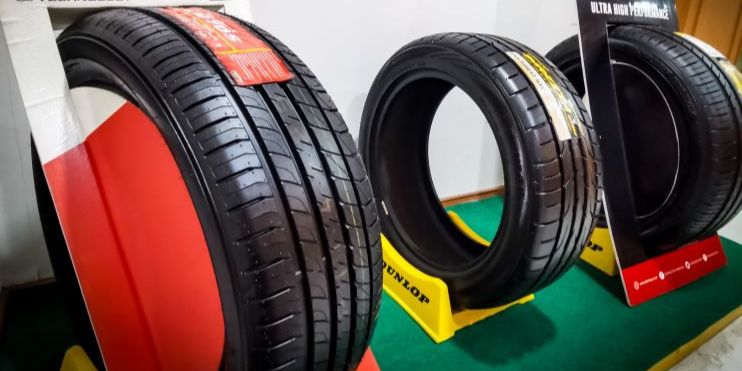 6 Tips Memilih Ban Mobil yang Tepat untuk Keselamatan Berkendara, 1. Kenali Berbagai Jenis Ban Mobil dan Kelebihannya, 2. Amati Ukuran Ban Mobil dengan Teliti, 3. Perhatikan Motif Ban Sesuai Kondisi Jalan, 4. Periksa Ketebalan Ban untuk Menjaga Keseimbangan, 5. Cek Tahun Pembuatan Ban agar Tidak Salah Pilih, 6. Ikuti Anjuran Pabrik Mobil Anda, 7. Ketahui Risiko Penggunaan Ukuran Ban yang Tidak Sesuai, 8. Prioritaskan Ban Berkualitas untuk Investasi Jangka Panjang
