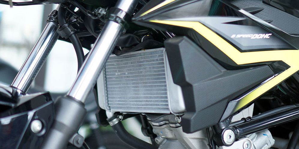 Efek Buruk Radiator Motor Dibiarkan Bocor Terlalu Lama dan Cara Menghindarinya, Mengapa Radiator Motor Bisa Bocor?, Sistem Pendingin Cair Hanya Berlaku pada Motor Tertentu, Dampak Kebocoran Radiator Terhadap Sirkulasi Coolant, Risiko Mesin Overheat Akibat Radiator Bocor, Kerusakan Permanen pada Komponen Mesin, Munculnya Endapan Kerak yang Mengganggu Kinerja, Bahaya Mengabaikan Tanda Awal Kebocoran Radiator, Langkah Pencegahan dan Perawatan Radiator Motor