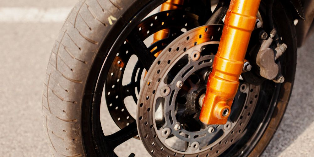 Teknik Mengerem Motor yang Aman: Tips untuk Jalan Licin dan Berbahaya, Kenapa Jalan Licin Berbahaya untuk Pengendara Motor?, Teknik Mengerem Motor Saat Jalan Licin yang Wajib Diketahui, Risiko Roda Mengunci Saat Mengerem di Jalan Basah, Cara Meniru Sistem Rem ABS pada Motor Non-ABS, Tips Aman Berkendara Motor Saat Hujan atau Jalan Berpasir, Peran Kecepatan terhadap Risiko Tergelincir, Ban Motor yang Cocok untuk Jalan Licin, Pentingnya Melatih Refleks dan Respons Pengereman, Perawatan Rem Motor Agar Tetap Optimal di Jalan Licin