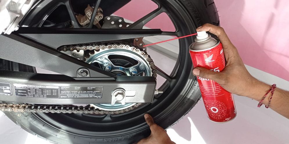 Fungsi Damper Rantai Motor: Komponen Kecil dengan Peran Vital, Fungsi Damper Rantai Motor yang Wajib Diketahui Bikers, Damper Rantai Motor untuk Meredam Getaran dan Suara Bising, Jaga Posisi Rantai Tetap Stabil dengan Bantuan Damper, Mencegah Kekendoran Rantai dengan Damper yang Aktif, Meningkatkan Stabilitas Motor Saat Melintasi Jalan Bergelombang, Bahaya Melepas Damper Rantai: Rantai Gampang Tergelincir, Penyaluran Tenaga Melemah: Dampak Langsung Tanpa Damper, Gear dan Gir Cepat Rusak Akibat Rantai Tak Terkontrol, Potensi Kecelakaan Meningkat Saat Rantai Tak Stabil, Efek Tanpa Damper: Performa Motor Menurun dan Boros BBM, Suara Kasar dari Sistem Rantai: Tanda Damper Harus Segera Dicek, Tips Menjaga Damper Rantai agar Awet dan Tetap Efektif