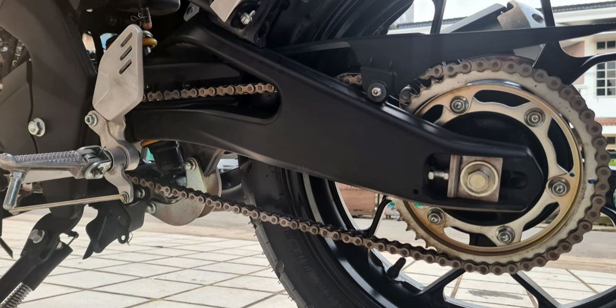 Kenapa Gear Set Harus Diganti Sekaligus, Bukan Satu-satu? Ini Alasannya!, Mengapa Mengganti Gear Set Motor Sekaligus Lebih Dianjurkan?, Performa Motor Lebih Optimal dengan Gear Set Baru yang Kompatibel, Rantai Tidak Cepat Putus dan Lebih Awet, Komponen Bekerja Lebih Harmonis dan Efisien, Risiko Selip Berkurang Secara Signifikan, Umur Pakai Komponen Lebih Panjang dan Seragam, Tips Memilih Gear Set Motor yang Tepat dan Sesuai, Cara Mengganti Gear Set Motor dengan Aman, Pentingnya Perawatan Rutin Setelah Penggantian Gear Set, Waspadai Tanda-Tanda Gear Set Motor Harus Diganti, Hindari Akselerasi Mendadak Setelah Penggantian Gear Set, Konsultasikan dengan Mekanik Berpengalaman untuk Hasil Maksimal