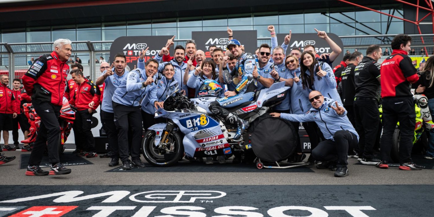 Hasil Sprint Race MotoGP Silverstone: Alex Kalahkan Marc Marquez, Tapi Ada Fakta Menarik di Baliknya, Sprint Race Berlangsung Intens, Alex Ambil Alih Sejak Awal, Reaksi Alex Setelah Menang Sprint Race vs Marc, Fermin Aldeguer Belum Maksimal, Akui Kesalahan di Lap Awal, Posisi Klasemen: Duel Keluarga Masih Panas di Papan Atas, Hasil Sprint Race MotoGP Inggris 2025