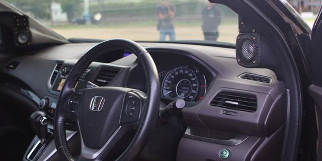Kenali Penyebab Audio Mobil Mati yang Mengganggu Hiburan Anda, Perangkat Audio Tertutup Debu, Gangguan pada Sistem Kelistrikan, Kesalahan Saat Pemasangan Audio, Komponen Tidak Sesuai Spesifikasi, Penggunaan Audio Secara Sembarangan, Pengaturan Audio Kurang Tepat, Minimnya Perawatan Berkala, Dampak Suhu Ekstrem terhadap Audio