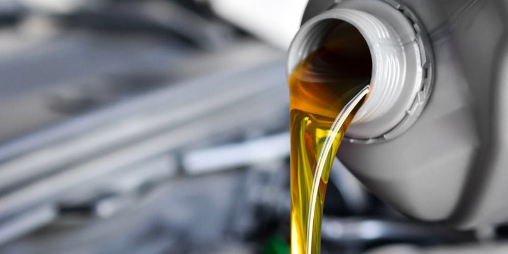 Penyebab Warna Oli Mesin Mobil Bekas Seperti Kopi Susu yang Perlu Diwaspadai, Penyebab Oli Mesin Mobil Berubah Warna Seperti Kopi Susu, Bagaimana Air Bisa Masuk ke Oli Mesin?, Risiko Air Masuk Melalui Slang Pernapasan Mesin, Celah Jalur Dipstick Oli sebagai Pintu Masuk Air, Dampak Kontaminasi Air pada Oli Mesin terhadap Pelumasan Mesin