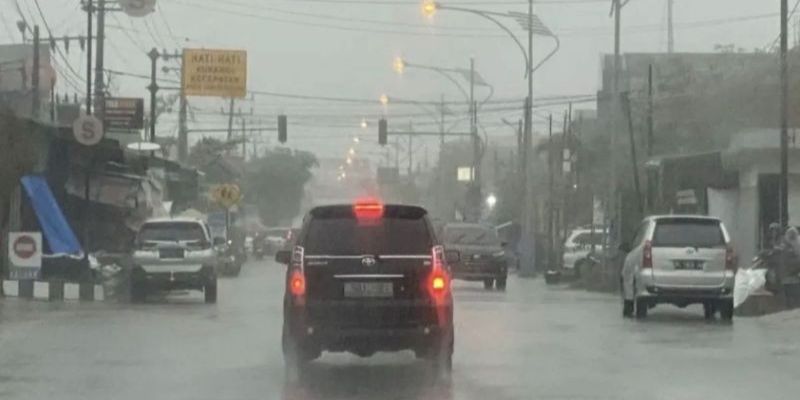 Bagian Mobil yang Rawan Karatan saat Musim Hujan dan Cara Mencegahnya, Kolong Mobil: Titik Pertama yang Paling Rawan Karatan, Engsel Pintu: Bagian Kecil yang Sering Diabaikan, Atap Mobil: Titik Teratas, Risiko Tersembunyi, Ruang Mesin: Korosi yang Sering Terlambat Disadari, Baut dan Mur Eksterior: Komponen Kecil, Dampak Besar, Pintu Bagasi: Sering Tertutup dalam Keadaan Basah, Velg dan Fender: Rentan Kotoran dan Genangan Air