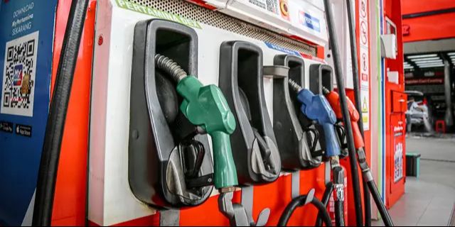 5 Perbedaan Pertamina Dex dan Dexlite yang Harus Anda Ketahui, Cetane Number dan Efeknya, Kandungan Sulfur dan Dampaknya, Zat Aditif Pelindung Mesin, Perbandingan Harga di Pasaran, Warna dan Aroma Solar, Efisiensi untuk Kendaraan Harian, Kesesuaian dengan Teknologi Mesin