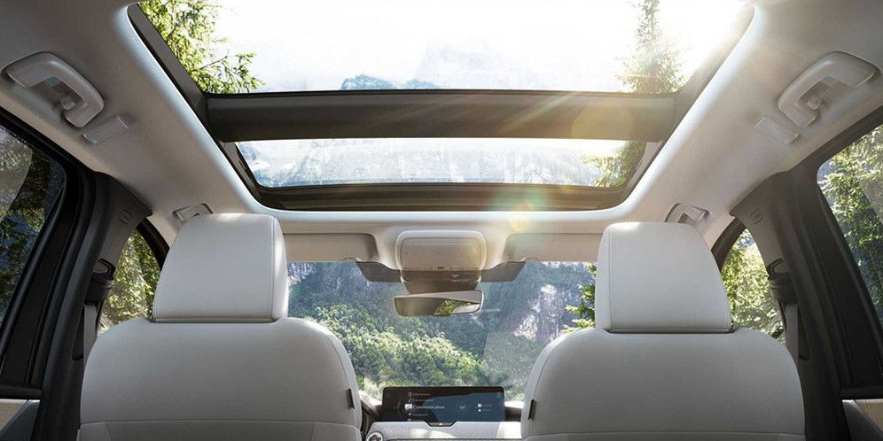 Bahaya Mengeluarkan Anggota Tubuh dari Sunroof Mobil yang Sedang Melaju, Risiko Terkena Benda Asing, Bahaya Terlempar Saat Pengereman, Gangguan bagi Pengguna Jalan Lain, Pelanggaran Aturan Lalu Lintas, Mengurangi Konsentrasi Pengemudi