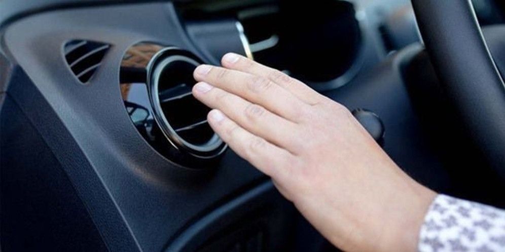 Tanda AC Mobil Kamu Butuh Servis Total: Kenali Gejala Awalnya, Kenapa AC Mobil Kurang Dingin Saat Berhenti? Ini Penjelasannya, Penyebab Umum AC Mobil Tidak Dingin Saat Diam, Hubungan antara Putaran Mesin dan Performa AC Mobil, Dampak Suhu Mesin Tinggi terhadap Sistem AC Mobil, AC Mobil Hanya Dingin Saat Cuaca Sejuk? Waspadai Tanda Ini, Risiko Mengabaikan Gejala Awal Kerusakan AC Mobil, Mobil Sering Terjebak Macet? Ini Dampaknya pada AC, Pentingnya Perawatan Berkala pada Sistem AC Mobil, Kapan Harus ke Bengkel Spesialis AC Mobil?, Tips Memaksimalkan Kinerja AC Mobil di Situasi Macet