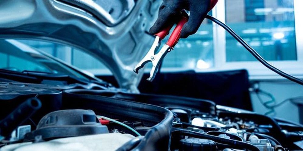 Cara Melepas Aki Mobil yang Benar dan Aman untuk Kendaraan Anda, Kenapa Aki Mobil Sangat Vital untuk Kendaraan Anda?, Gejala Aki Mobil Lemah yang Tidak Boleh Diabaikan, Bahaya Melepas Aki Mobil Secara Sembarangan, Langkah Awal: Matikan Mesin Sebelum Melepas Aki Mobil, Siapkan Alat Ini Sebelum Melepas Aki Mobil, Urutan yang Tepat: Lepas Kabel Negatif Terlebih Dahulu, Lanjutkan dengan Melepas Kabel Positif Aki Mobil, Jangan Lupa Lepas Bracket Penahan Aki Mobil, Cara Mengangkat Aki Mobil dengan Aman dan Benar, Langkah Pemasangan Aki Mobil yang Benar Sesuai Urutan, Kenapa Kutub Positif Harus Dipasang Lebih Dulu?, Ciri-Ciri Aki Sudah Terpasang dengan Sempurna, Tips Merawat Aki Mobil Agar Awet dan Tidak Mudah Soak