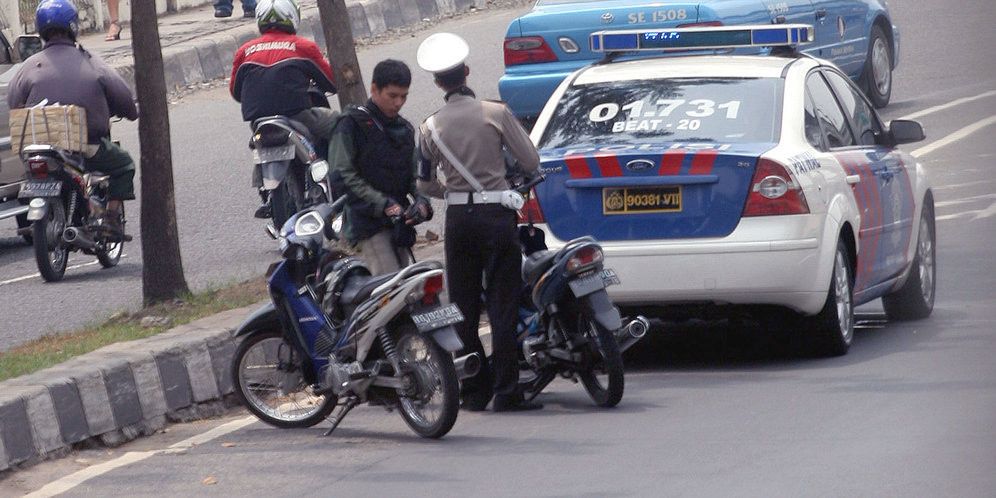 Waspada SIM C Palsu! Tips Hindari Calo Saat Bikin SIM Motor, Apa Itu SIM C Palsu dan Mengapa Berbahaya?, Risiko Serius Menggunakan SIM C Palsu yang Jarang Disadari, Ciri-Ciri SIM C Palsu yang Perlu Anda Kenali Sejak Awal, Mengapa Banyak Orang Masih Tergoda Membuat SIM C Lewat Calo?, Perbedaan SIM C Asli vs SIM C Palsu dari Proses Hingga Legalitas, Ini Dia Cara Menghindari SIM C Palsu Saat Mengurus SIM, Mengenal Aplikasi SINAR: Solusi Resmi Urus SIM C Tanpa Ribet, Cara Cek Keaslian SIM C Melalui Aplikasi Resmi Korlantas Polri, Apa yang Harus Dilakukan Jika Terlanjur Punya SIM C Palsu?, Dampak Jangka Panjang Jika Terbukti Menggunakan SIM C Palsu