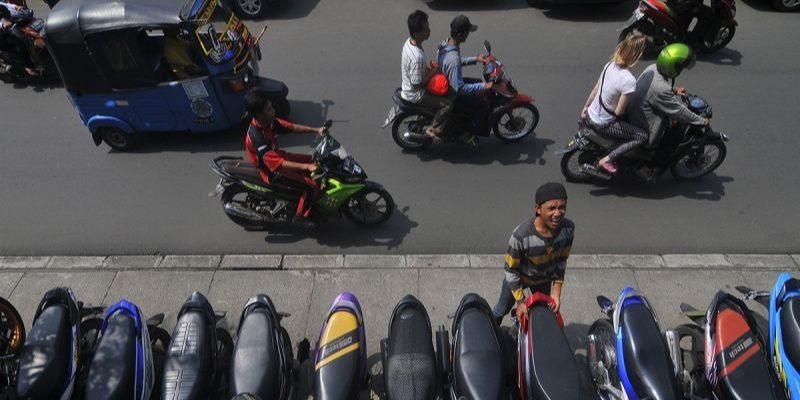 Rambu Dilarang Parkir dan Perbedaan dengan Larangan Berhenti yang Harus Diketahui, Arti Rambu Dilarang Parkir dan Simbolnya, Contoh Lokasi Pemasangan Rambu Dilarang Parkir, Perbedaan Rambu Dilarang Parkir dan Larangan Berhenti, Pentingnya Mematuhi Rambu Dilarang Parkir, Berkendara Aman Dimulai dari Taat Rambu