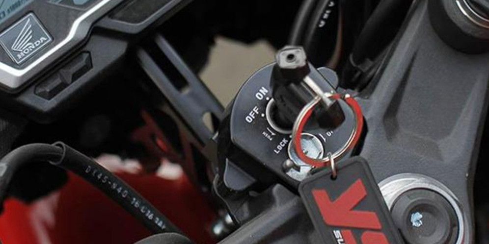 Tips Mengunci Motor Matic dengan Gembok Cakram yang Efektif dan Aman, Cara Pasang Gembok Cakram Motor Matic dengan Praktis dan Aman, Keunggulan Gembok Cakram untuk Perlindungan Motor Matic Anda, Pentingnya Mengunci Motor Matic untuk Cegah Pencurian, Tips Memilih Gembok Cakram yang Aman dan Efektif, Cara Membuka dan Merawat Gembok Cakram agar Awet dan Tidak Rusak, Fitur Ganda pada Gembok Cakram untuk Keamanan Motor Maksimal, Perawatan Motor Matic untuk Mendukung Sistem Pengamanan Gembok Cakram