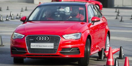 7 Tips Aman Bawa Mobil untuk Pemula: Kunci Perjalanan Nyaman, 1. Pilih Mobil yang Tepat dan Nyaman untuk Pemula, 2. Kenali Fungsi Komponen Mobil untuk Meningkatkan Kepercayaan Diri, 3. Atur Posisi Duduk dan Cermin untuk Pandangan Optimal, 4. Berkendara Perlahan dan Hati-hati: Kunci Utama Keamanan, 5. Kuasai Teknik Parkir untuk Menghindari Risiko Kerusakan, 6. Terapkan Jarak Aman Berkendara dengan Aturan ‘Tiga Detik’, 7. Rutin Berlatih Mengemudi untuk Asah Kemampuan Anda, 8. Perhatikan Kondisi Jalan dan Cuaca Sebelum Berkendara, 9. Pahami Aturan dan Etika Berkendara di Jalan Raya
