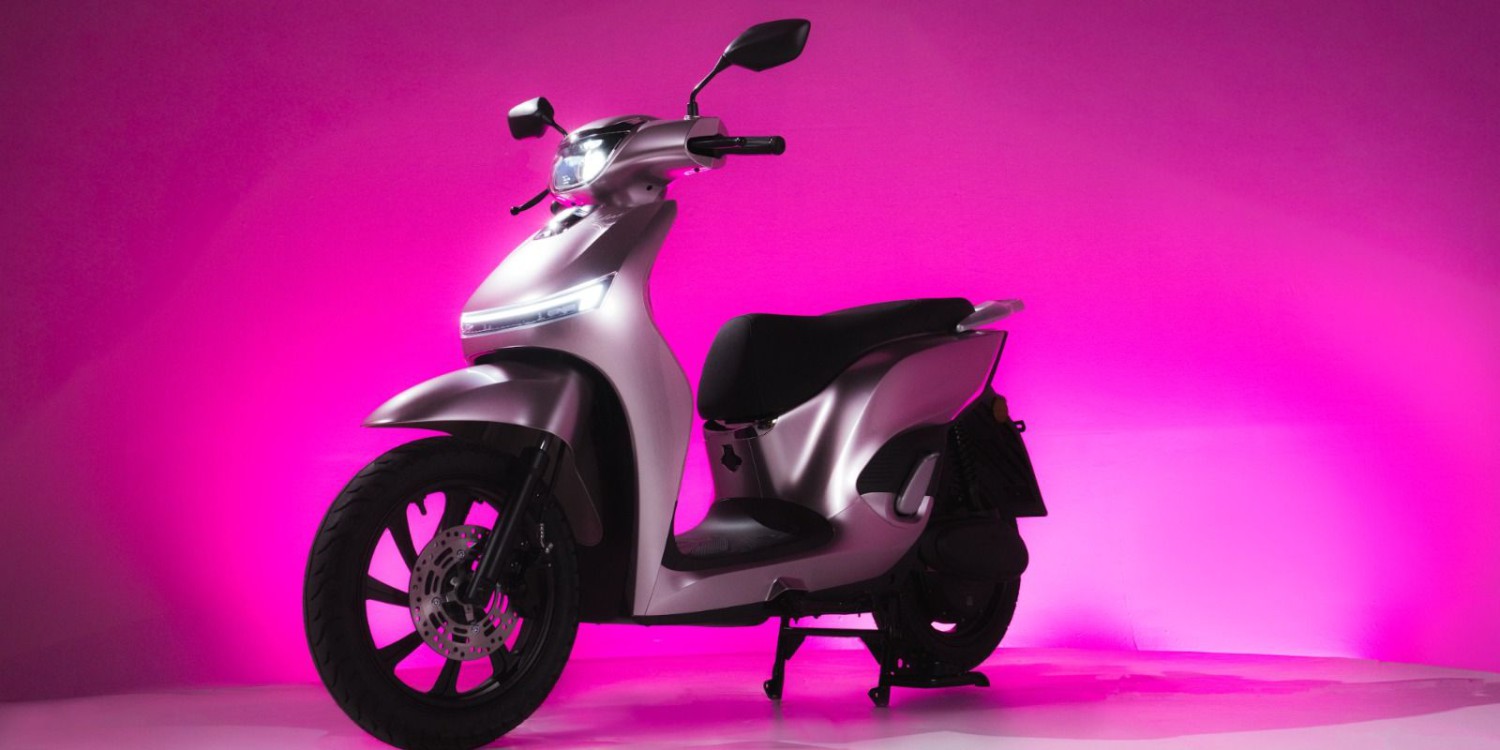 Boleh Dibilang Pendatang Baru, Skuter Ini Hampir 50% Pakai Komponen Lokal, Performa Stabil dan Desain Stylish Jadi Daya Tarik Utama, TKDN Capai 46 Persen, Tunjukkan Komitmen terhadap Industri Lokal, Dua Varian Baru Disiapkan, Sasar Segmen Konsumen yang Lebih Luas, Layanan Purnajual Diperluas, Pengalaman Konsumen Jadi Fokus