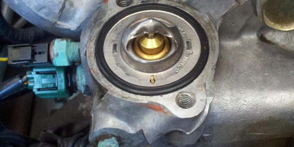 Fungsi Thermostat: Komponen Kecil dengan Peran Besar di Mesin Mobil, Apa Itu Thermostat Mobil dan Mengapa Komponen Ini Sangat Penting?, Fungsi Utama Thermostat Mobil dalam Sistem Pendingin Mesin, Cara Kerja Thermostat: Mengatur Suhu Mesin Secara Otomatis, Jenis-jenis Thermostat Mobil dan Perbedaannya, Ciri-ciri Thermostat Mobil Rusak yang Harus Diwaspadai, Bahaya Mencopot Thermostat: Solusi Salah yang Justru Merusak, Cara Merawat Thermostat Mobil agar Tetap Optimal, Dampak Langsung Kerusakan Thermostat Terhadap Kinerja Mobil, Kapan Waktu yang Tepat untuk Mengganti Thermostat Mobil Anda?