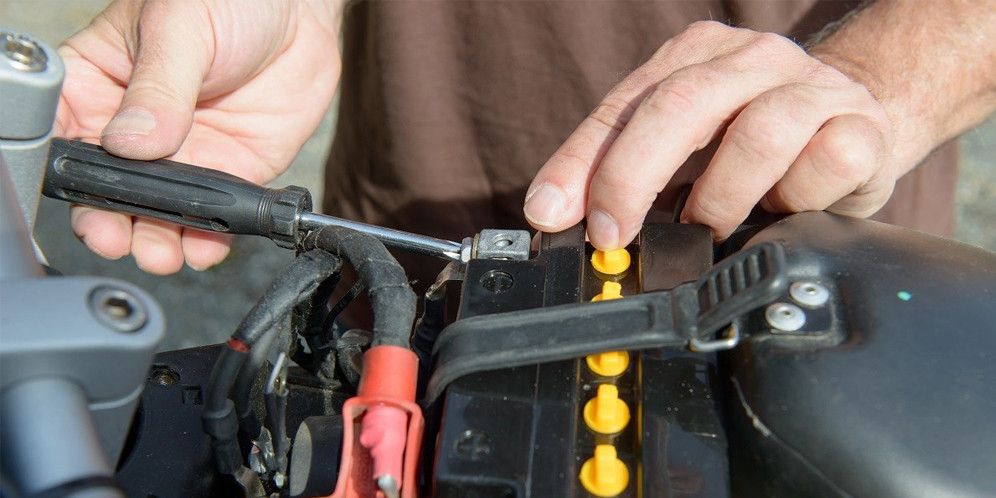8 Tanda Aki Motor Perlu Diganti yang Wajib Diketahui, 8 Tanda Aki Motor Lemah yang Sering Diabaikan, Sulit Menyalakan Mesin? Bisa Jadi Aki Motor Anda Melemah, Speedometer Mati Mendadak? Ini Hubungannya dengan Aki, Mengapa Suara Klakson dan Lampu Motor Melemah?, Tegangan di Bawah 12 Volt? Waspadai Kondisi Aki Motor, Tarikan Gas Terasa Berat: Gejala Aki Lemah pada Motor Injeksi, Usia Aki Lebih dari 2 Tahun? Saatnya Ganti Sebelum Bermasalah, Panduan Memilih Aki Motor yang Tepat untuk Kendaraan Anda, Pentingnya Mengecek Tanggal Produksi Aki Sebelum Membeli, Keunggulan Memilih Merek Aki Motor Berkualitas dan Bergaransi, Kenapa Perawatan Aki Motor Tak Bisa Diabaikan?, Langkah Mudah Mengganti Aki Motor Sendiri di Rumah, Tips Merawat Aki Motor Agar Tidak Cepat Lemah