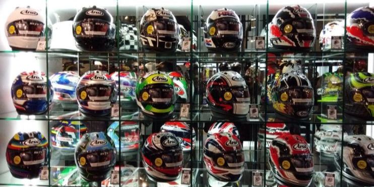 Ciri-Ciri Helm SNI: Kenali Standar Keamanan Helm Anda, Arti Penting Helm SNI, Aturan Hukum Terkait Helm, Risiko Nyata Helm Palsu, Ciri Helm SNI yang Asli, Peran Produsen Resmi dalam Standarisasi, Material Helm yang Harus Diperhatikan, Label Produksi sebagai Identitas Helm, Tips Cermat Memilih Helm Asli, Edukasi Pengguna sebagai Solusi