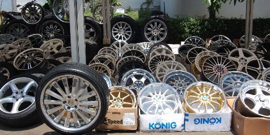 Penyebab Velg Mobil Penyok: Kenali Masalah dan Solusinya, Benturan Keras Jadi Pemicu Utama, Tekanan Udara Ban Tidak Tepat, Kualitas Velg Kurang Tangguh, Manuver Parkir yang Tidak Tepat, Permukaan Jalan yang Buruk, Velg Penyok Ganggu Keseimbangan Ban, Efisiensi Bahan Bakar Menurun, Komponen Roda Bisa Rusak Beruntun, Bahaya Laten Saat Kecepatan Tinggi, Perbaikan Velg Jadi Beban Tambahan, Hindari Parkir Terlalu Dekat Trotoar, Berkendara Lebih Hati-hati, Gunakan Pelindung Velg Tambahan